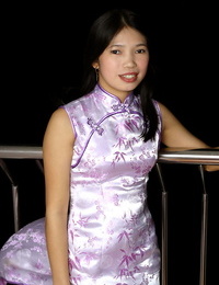 Chinês jovem Diep posando sem roupa no ela daybed e alargamento ela pernas