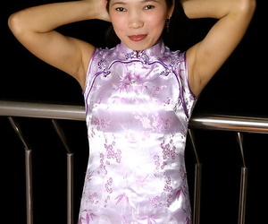 tiny Aziatische tiener Diep het verkrijgen van naakt op haar zoom in combinatie met bloot haar bederfelijke kut
