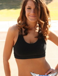 büyüleyici teen Kız Brittany maree pozlar Sigara giysisiz içinde şort ve bir spor Sütyen