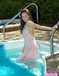 Sedutor Glamour gostosa Kate no encharcado underware mostrando difícil tit botões :por: o piscina