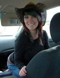 junge cowgirl Sabrina striptease und Aufbocken aus in die Auto