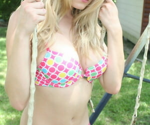jong Blond ungentlemanly in fragmenten in De lucht apropos uit haar Bikini top op een