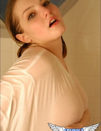 Efektowne młody kochanie bierze A prysznic z jej dostrzec przez na jej Zaokrąglone ciało