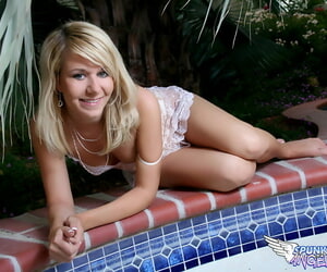 Bella Amatoriale Babe Ashlee in posa in sexy Pizzo vestito a il piscina