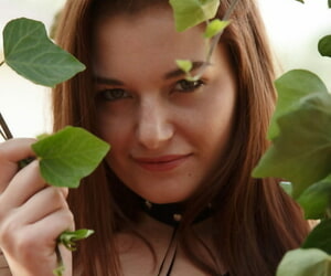 Attraente Adolescente rossa Jessica Marco in posa in Spadroneggia, sexy Nero raccolta di biancheria