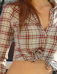 redheaded देश लड़की मॉडल गैर नग्न में बंधे ऊपर शर्ट और डेनिम जीन्स