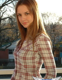 أحمر الشعر البلد فتاة نماذج غير عارية في تعادل حتى قميص و الدنيم الجينز