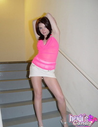 sexuell geweckt doxy Heidi blinkt ein Wild Panty Upskirt auch als zeigen Brüste auf die Treppen