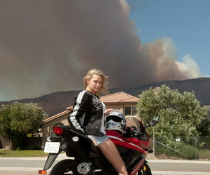 Komentarz a nastolatek Mia Malkova modele Nie Nagie prawie dżinsy spodenki w nadmiar z top z A Motocykl