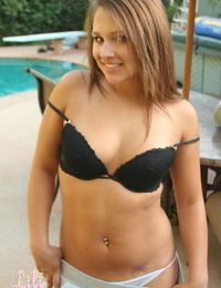 Babe lily Jensen undresses cô ấy Hấp dẫn chiếc áo và áo ngực phụ nữ ra :Bởi: những Bể bơi