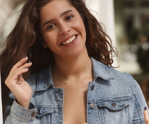 American adolescent Sabrina Reyes expose va Pas entendre de dénudé Cul chômeurs bibliothèque Un pile