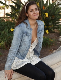 Americana jovem Sabrina Reyes Faz público ela no nature's o traje bunda Sanduíche Entre biblioteca Pilhas