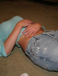 Prachtig juveniele puber Plaagt met haar Geweldig rack in onverzettelijk Jeans