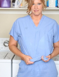 Stout placid Krankenschwester Mit Größte saggy Krüge ausziehen und stretching Ihr muff