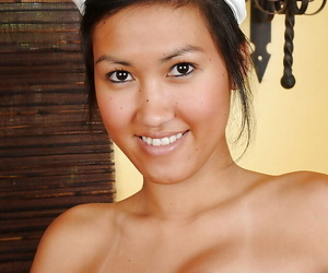 नन्हा कम्बोडियन पहली टाइमर जूली baring छोटे स्तन और मैस्टर्बेटिंग