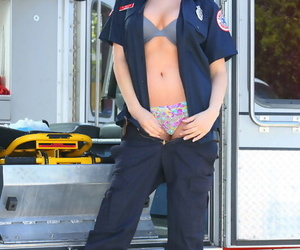 Sensuelle Babe Tous ronde Un infirmière uniforme obtient dénudé pour révéler Son Incroyable chaud Corps