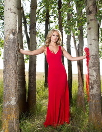 Блондинка порнозвезда Майя Роза раздевание в лес для ню фото набор Бесплатно