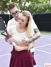 Fairy-haired tennis player Natalia Starr seducing trainer with fellatio at the net