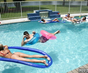 Frolic cô gái Gần Bikini dí dỏm họ Bristols trên vỗ những Bể bơi Đám