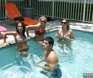 Scherzo ragazze vicino Bikini Spiritoso loro Bristols su toccare il piscina mazzo