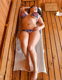 Dolgun Asya Model Tigerr Benson çalım Sigara çıplak içinde Bikini