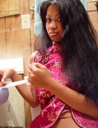 Sassy थाई संसाधन लड़की पेशाब करना और उजागर उसके गहरा घाव में करीब ऊपर