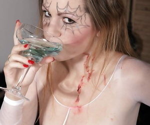 naughty solo Mädchen Mit winzige Titten Trinken eigene piss Nach Natursekt in Glas