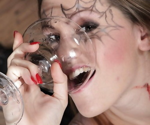 naughty solo Mädchen Mit winzige Titten Trinken eigene piss Nach Natursekt in Glas