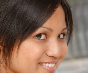 Charmant Aziatische tiener Lana uitvoering naar De borstel Kut :Hier: minachtende hakken