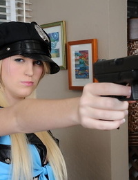 młody Dość Amanda Bryant pozowanie w jej przystojny policja mundury