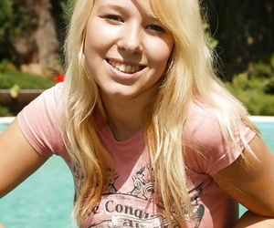 किशोरी दुनियावी Kessy Ros प्रसार उसके स्लिम पंजे घर के बाहर के भीतर तक पहुँचने उसके पूल