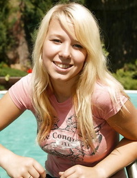 jeugdige Cutie Kessy Ros verruimen haar Lichte benen outdoor in haar zwembad
