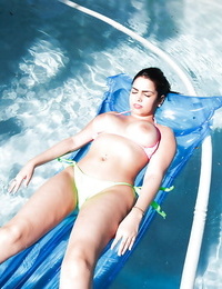 Esmer saç örneği Model Ada S gidiş Üstsüz Üzerinde hava kanepe içinde yüzme havuz