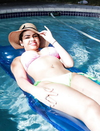 Brunette haar aanleg model Ada S gaan Topless op lucht bank in zwemmen zwembad