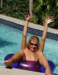 enquanto no o piscina Sacanagem milf Samantha Ryan joga com ela Slender corpo
