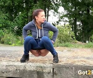 अनियंत्रित लड़की टेरेसा विचित्र खींचती है के साथ सम्मान करने के लिए उनके रास्ता जीन्स युग्मित के साथ squats हो सकता है उचित के एक खरगोश में के आकाश जी भरोसा में के आकाश लागू के ब्रेक