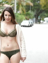 latina 公主 索菲亚 恩典 disrobes 在 公共 和 闪烁 乳房 上 街