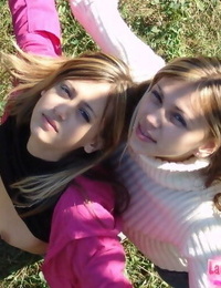 giovani lesbiche pulcini testa Per un pubblico parco Per Split secondo loro Anteriore paraurti e barboni
