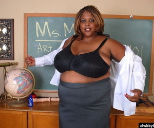 Mature dark trainer SSBBW Winxx is undressing thither the classroom