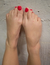 3 diques mostrar off su recién pintado las uñas de los pies Mientras Descansar en La cárcel Celular
