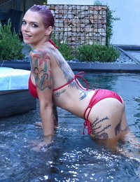 Tatuado solo hembra Anna Bell Picos chicos remojar empapado en Un Bikini