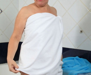Fat mature lady Yulya masturbates dimension pulling a bath