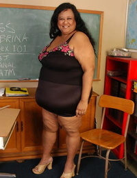 ssbbw معلمه debrina السماح لها ضخمة المترهل الثدي فضفاضة في الفصول الدراسية