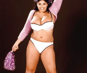 latina Babe Kerry marie befreit große Pornostar Titten aus cheerleader outfit