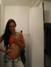 neonato Con un Inchiostrata corpo Ella Tempesta prende selfies a il stesso tempo come striptease in il specchio