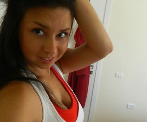 Ebony haired amateur Aubrey Paige takes selfies as she exposes the brush hot body