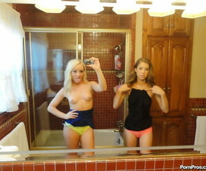 tiener lesbische vrouwen Sienna Splash toegevoegd naar Presley Hart het nemen van Leg blote selfies naast spiegel