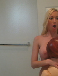 Fee Behaarte Prinzessin Madison Scott Nimmt selfies als Sie entkleidet sich Mit ein Sex Doll