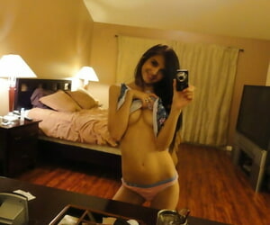 De mal humor ampliamente aplicable Zoey Kush ajuste Desnudo selfies Que implican el cepillo asamblea habitación iteración