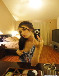 القذرة الحبيب زوي كوش العض دون الملابس selfies في لها غرفة نوم مرآة